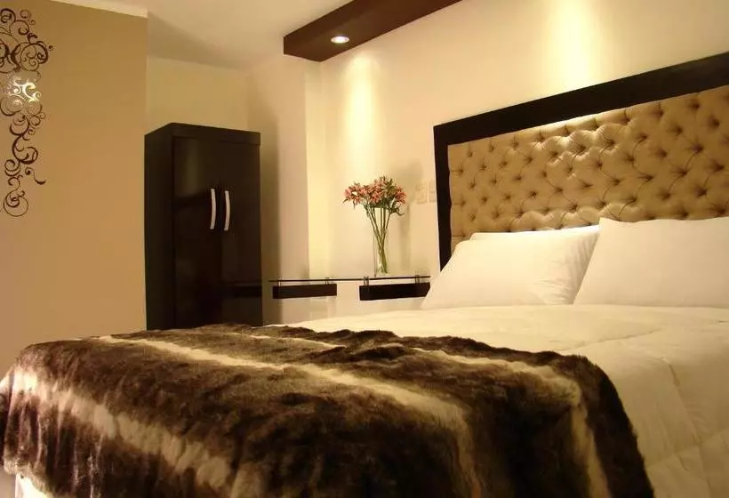 هتل Hostal Media Luna