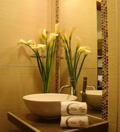 هتل Hostal Media Luna