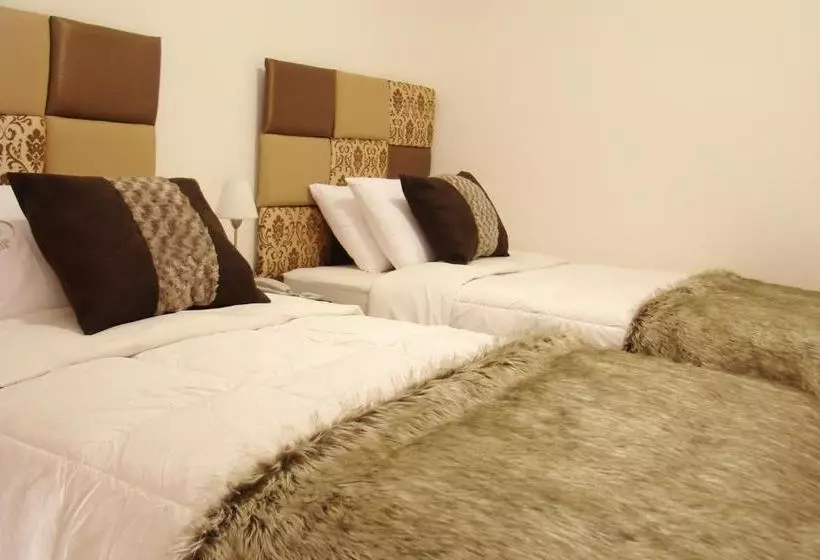 هتل Hostal Media Luna