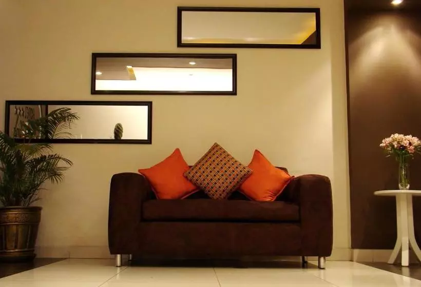 هتل Hostal Media Luna