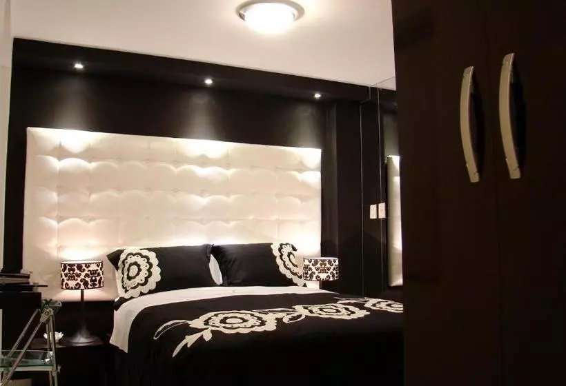 هتل Hostal Media Luna