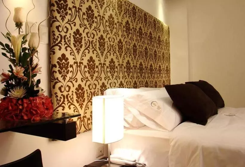 هتل Hostal Media Luna