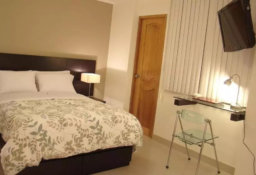 هتل Hostal Media Luna