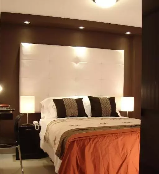 هتل Hostal Media Luna