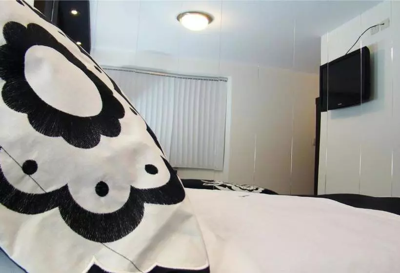 هتل Hostal Media Luna