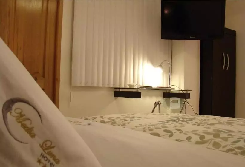 هتل Hostal Media Luna