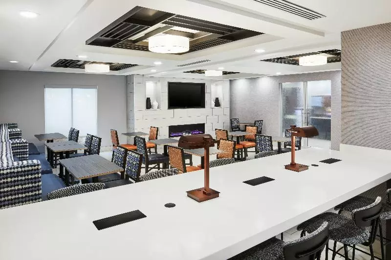 Отель Holiday Inn Express & Suites I 26 & Us 29 At Westgate Mall, An Ihg