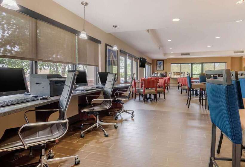 호텔 Comfort Suites Speedway  Kansas City