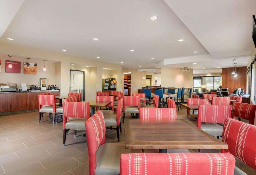 호텔 Comfort Suites Speedway  Kansas City