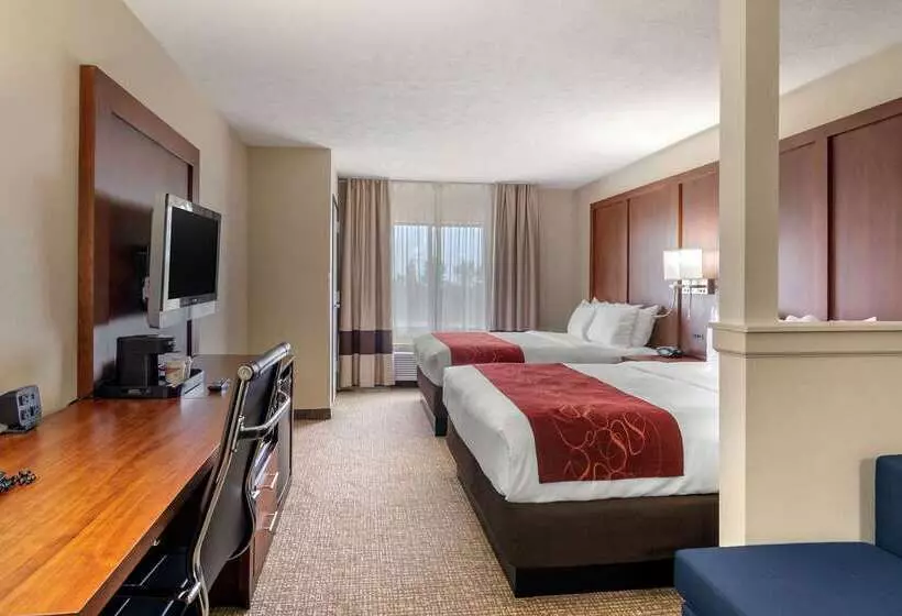 ホテル Comfort Suites Speedway  Kansas City