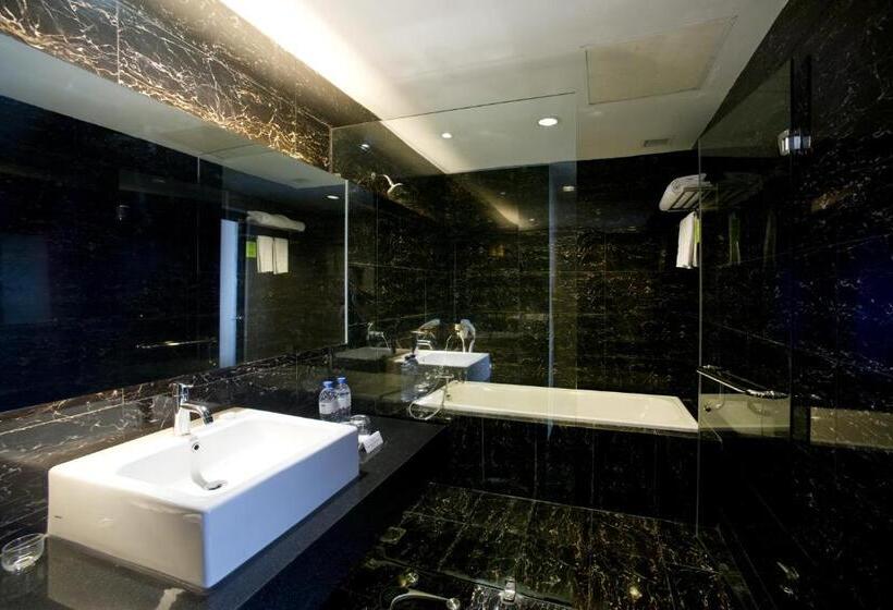 فندق Grand Zuri Cikarang Jababeka