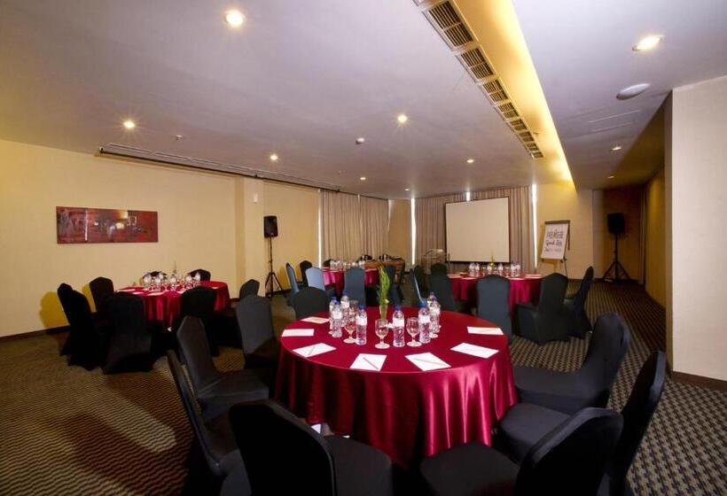 فندق Grand Zuri Cikarang Jababeka