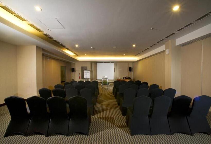 فندق Grand Zuri Cikarang Jababeka