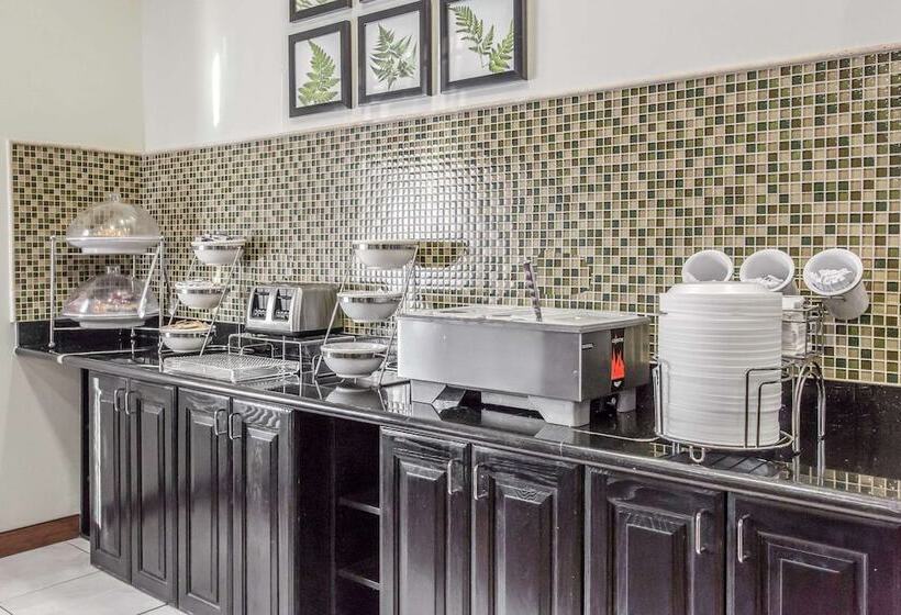 Отель Sleep Inn & Suites West Medical Center