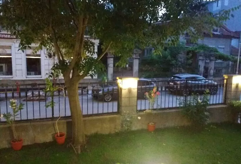 هاستل The English Guest House