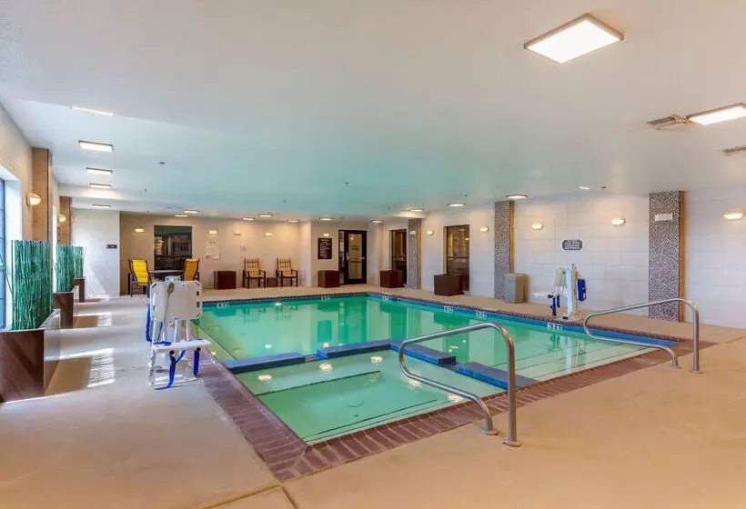 בית מלון כפרי Best Western Plus Red River Inn