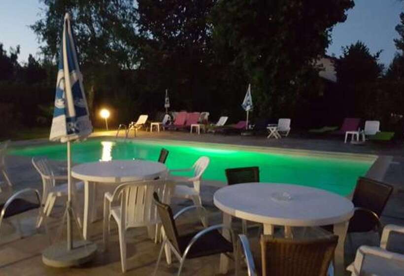 Отель Kyriad Bourg En Bresse