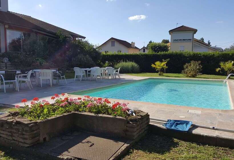 Отель Kyriad Bourg En Bresse