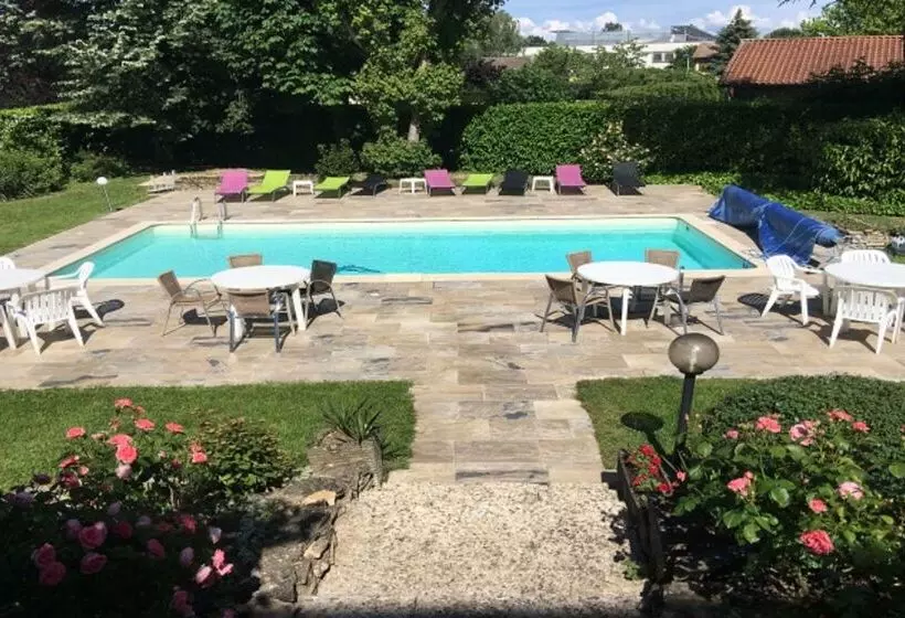 Отель Kyriad Bourg En Bresse