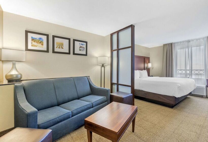 فندق Comfort Suites