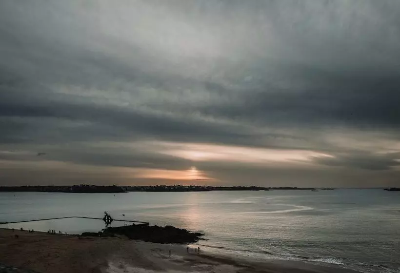 هتل Hôtel Bristol Union Intra Muros