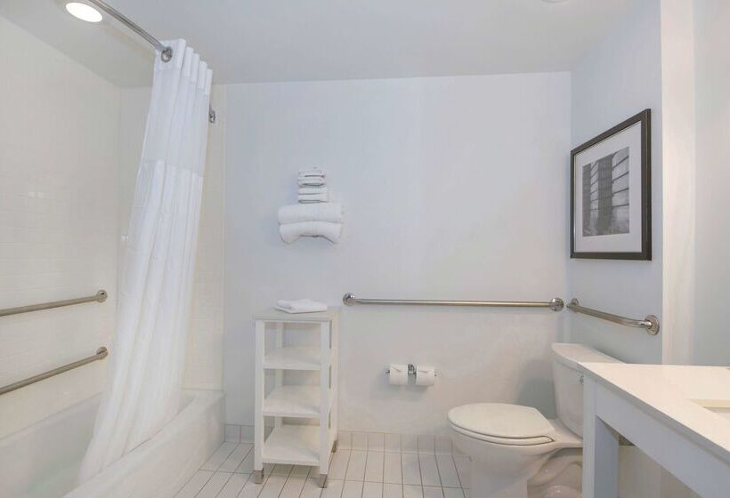 فندق Doubletree By Hilton Raleigh Cary