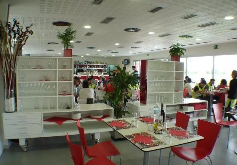 هتل Villa De Los Arcos