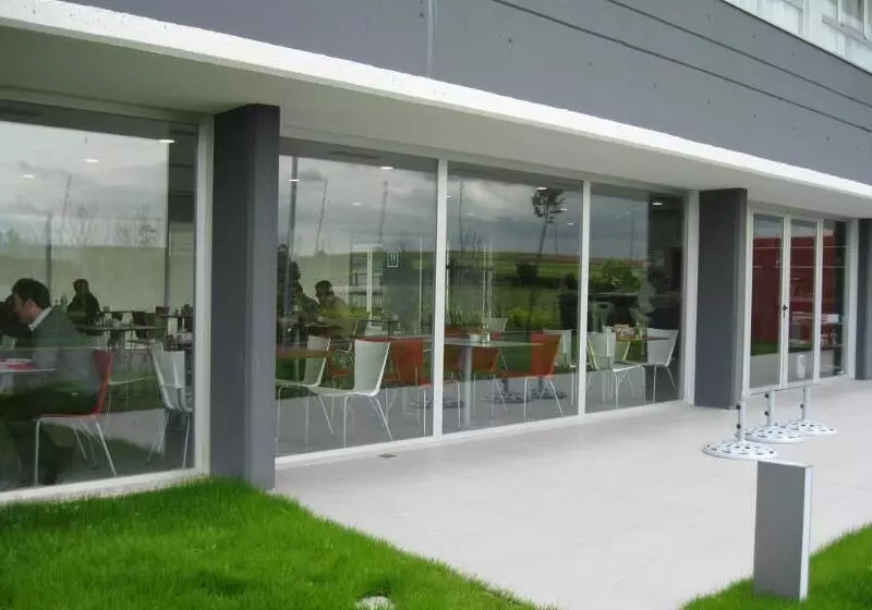 هتل Villa De Los Arcos