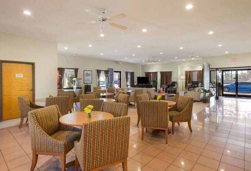 בית מלון כפרי Econo Lodge