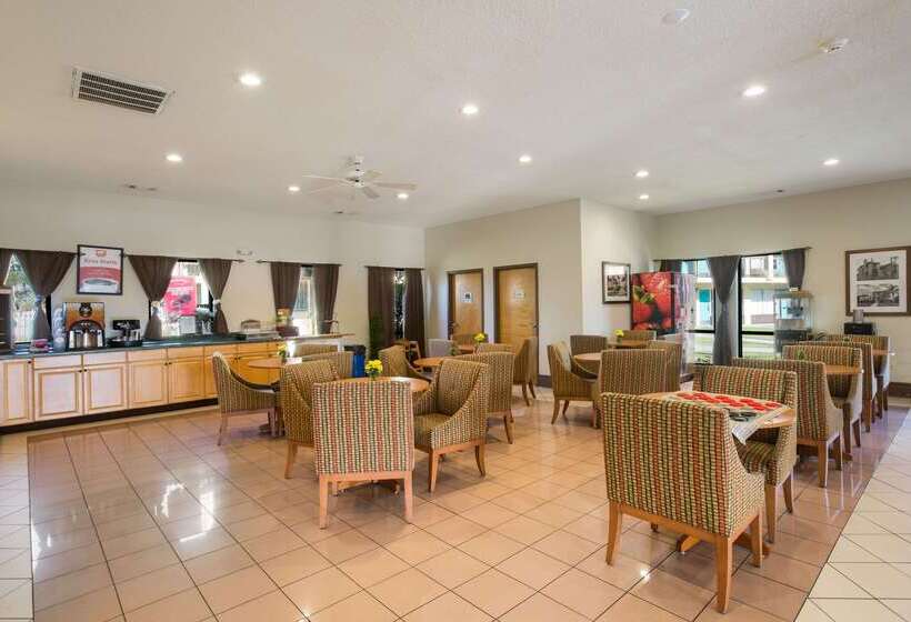 בית מלון כפרי Econo Lodge