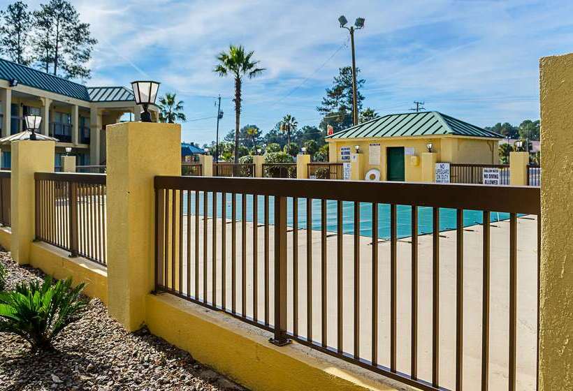 בית מלון כפרי Econo Lodge