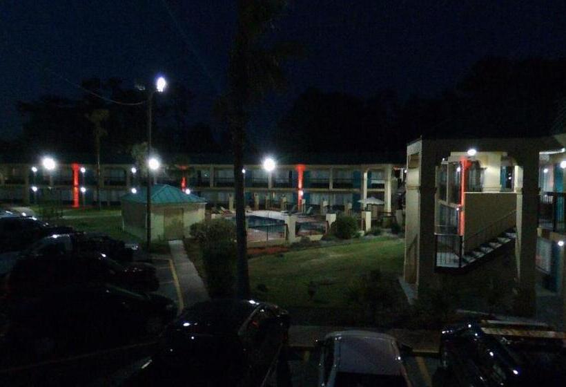 בית מלון כפרי Econo Lodge