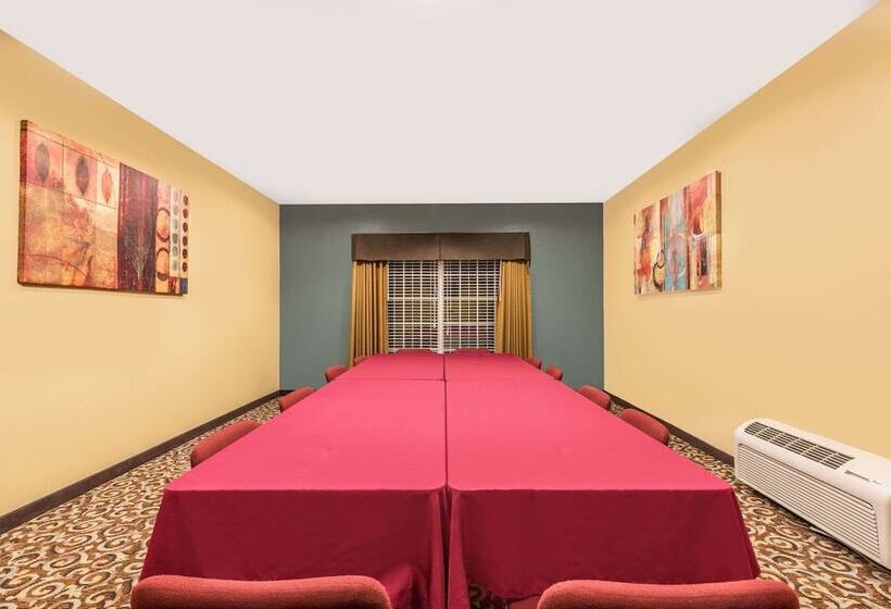 בית מלון כפרי Days Inn By Wyndham Rockdale Texas