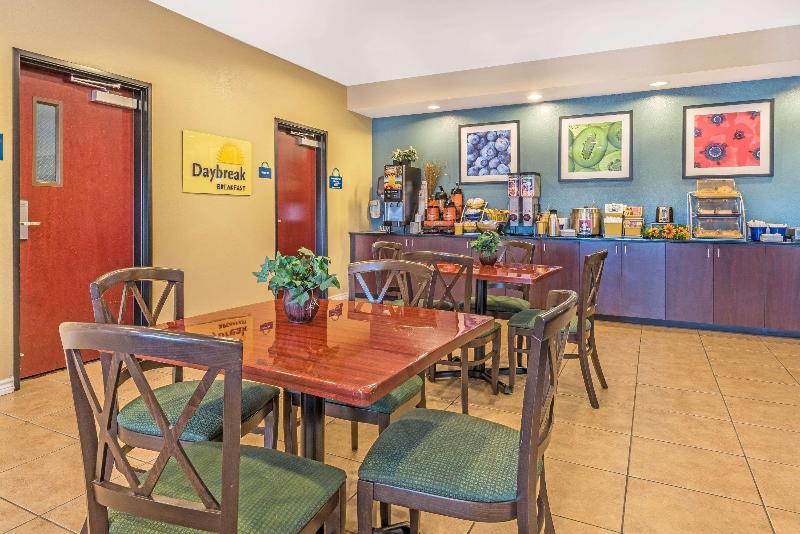 בית מלון כפרי Days Inn By Wyndham Rockdale Texas