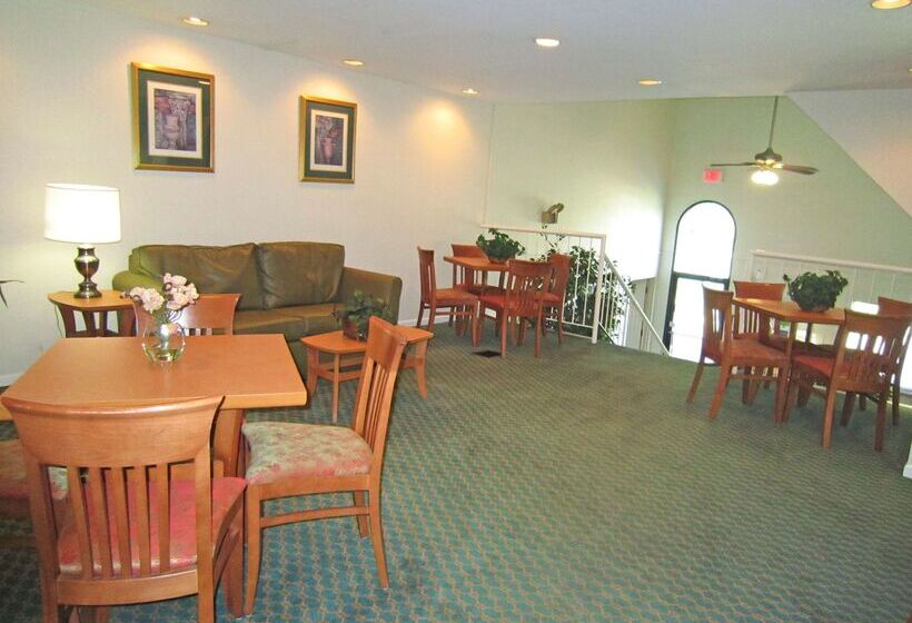 Отель Suburban Studios Columbus East