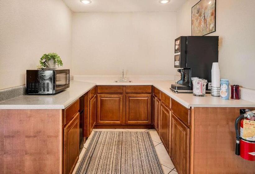 فندق Rodeway Inn