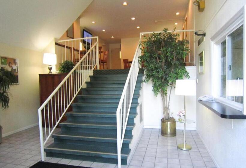 Отель Suburban Studios Columbus East