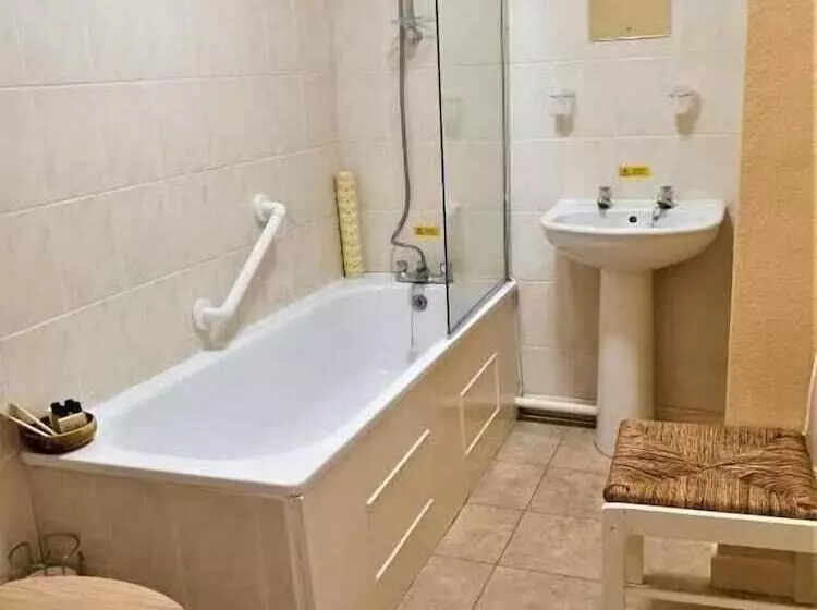 Hotel Avoncourt Lodge