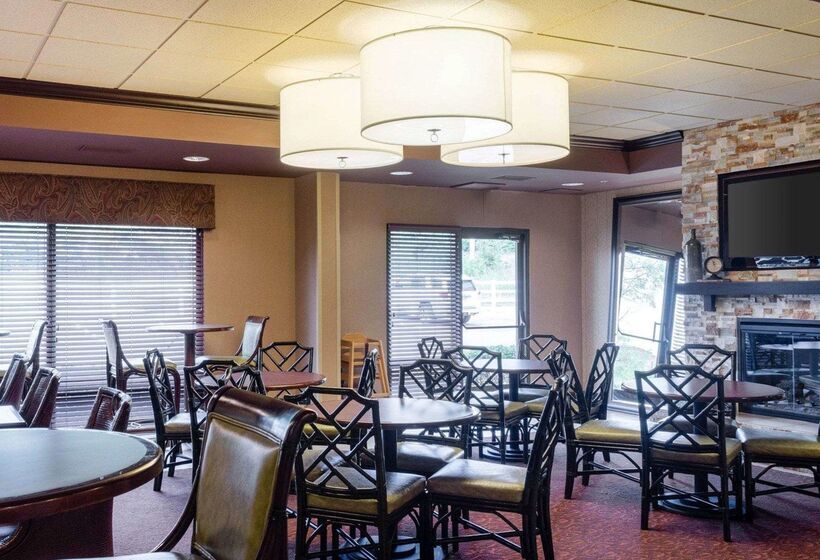 Отель Russell Inn & Suites