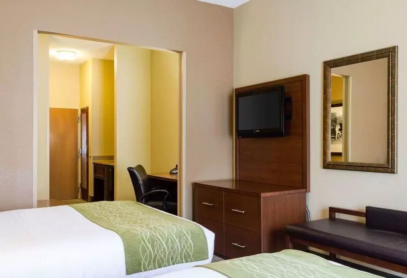 Отель Russell Inn & Suites