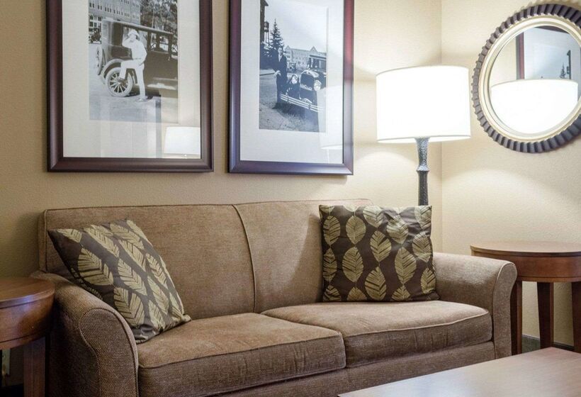 Отель Russell Inn & Suites