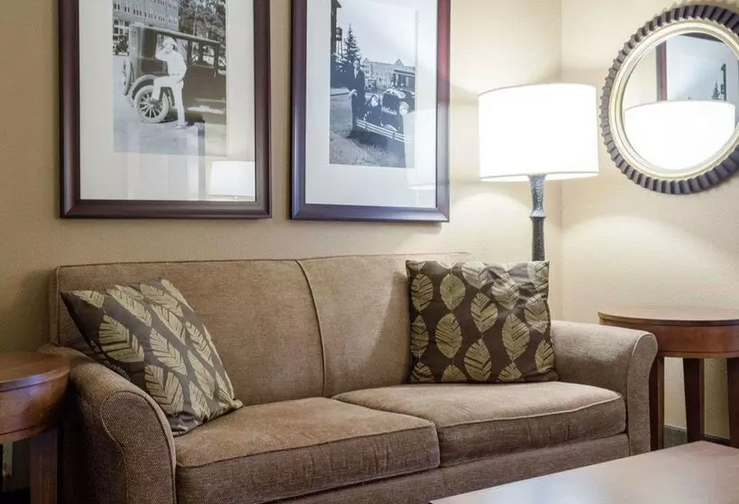 Отель Russell Inn & Suites