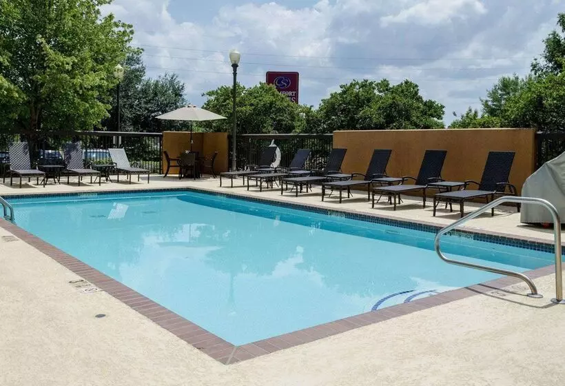 Отель Russell Inn & Suites