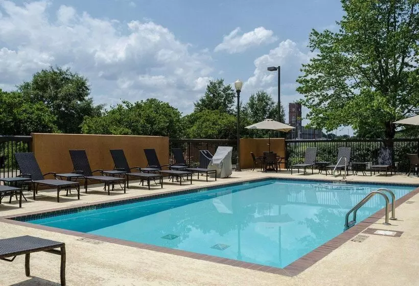 Отель Russell Inn & Suites