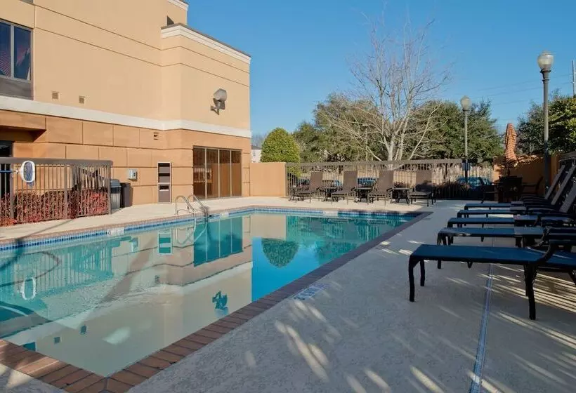 Отель Russell Inn & Suites