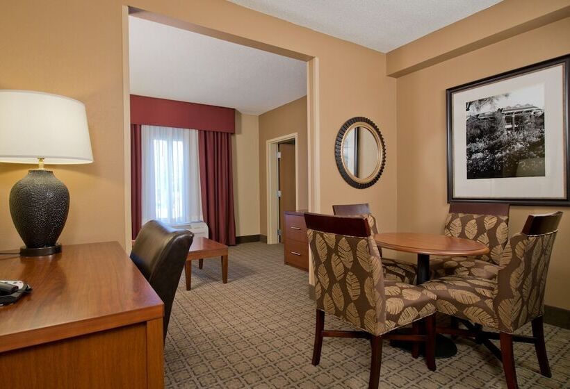 Отель Russell Inn & Suites