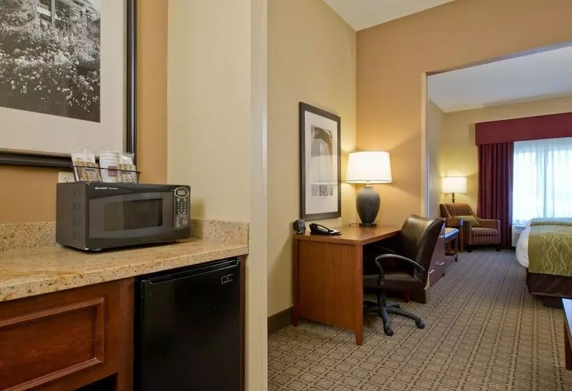 Отель Russell Inn & Suites