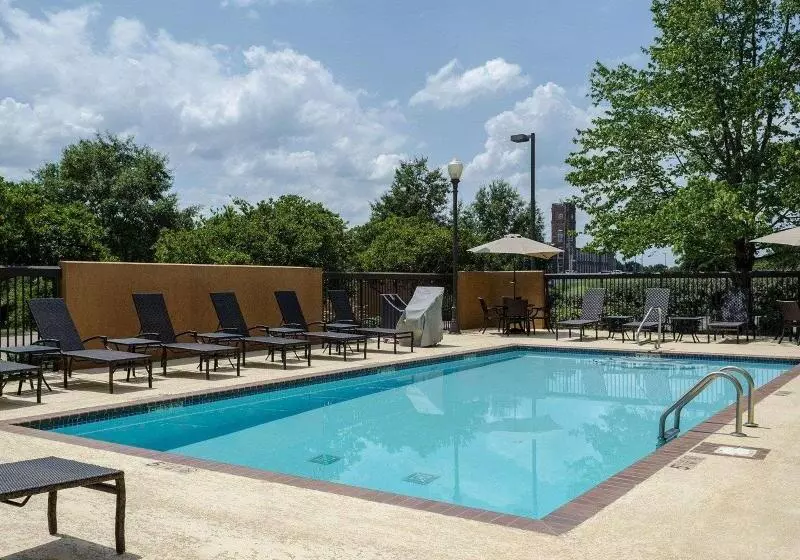 Отель Russell Inn & Suites