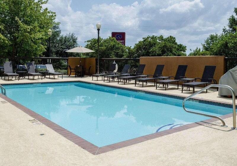 Отель Russell Inn & Suites