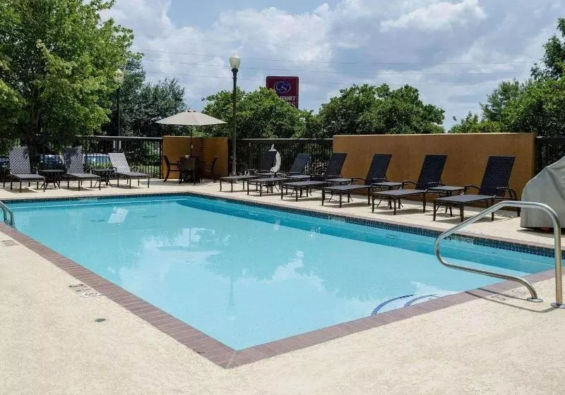 Отель Russell Inn & Suites